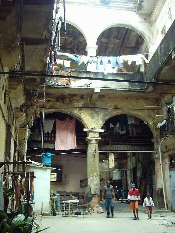24. Разрушающийся колониальный особняк в Гаване, в котором сейчас проживает несколько семей. Эти здания называются "Соларес"