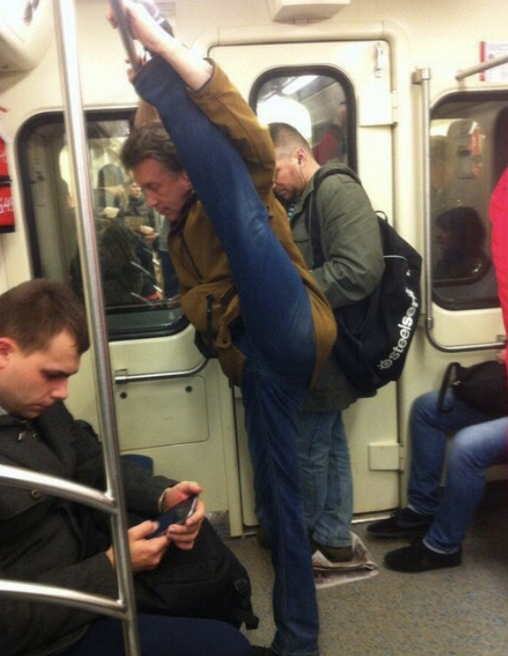 1. Начнём пост с питерского метро и легких гимнастических упражнений