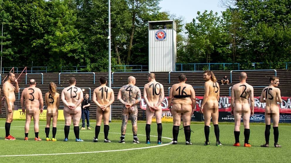 В Германии прошел футбольный матч между голой и одетой командами