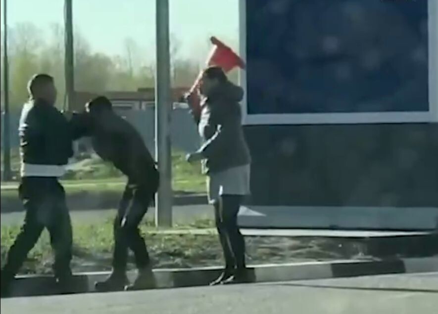 Петербурженка отдубасила дорожным конусом водителя, напавшего на её спутника на АЗС