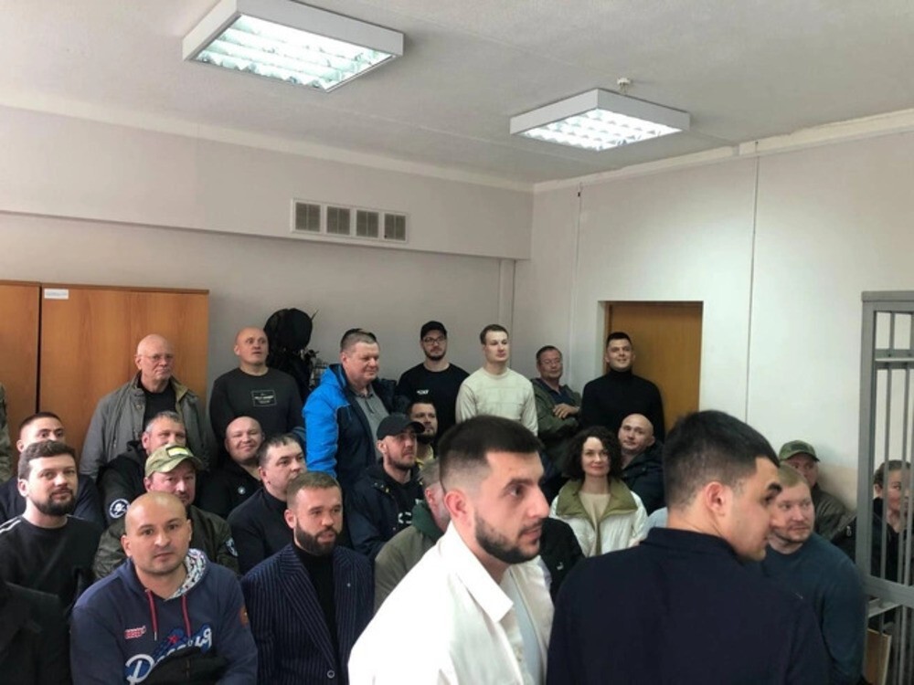 «Не сожалеют и не раскаиваются»: в Екатеринбурге судят парней, избивших мужчину на глазах у его детей за замечание о брошенном окурке