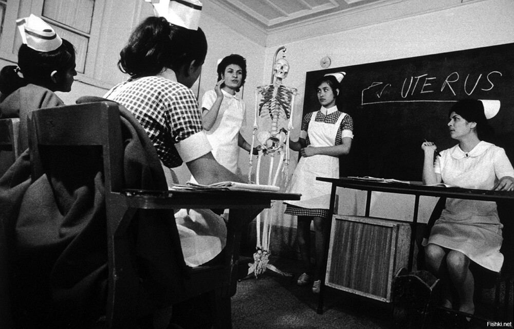 Девушки на занятиях в шкое медсестер и акушерок больницы «Зойчга»