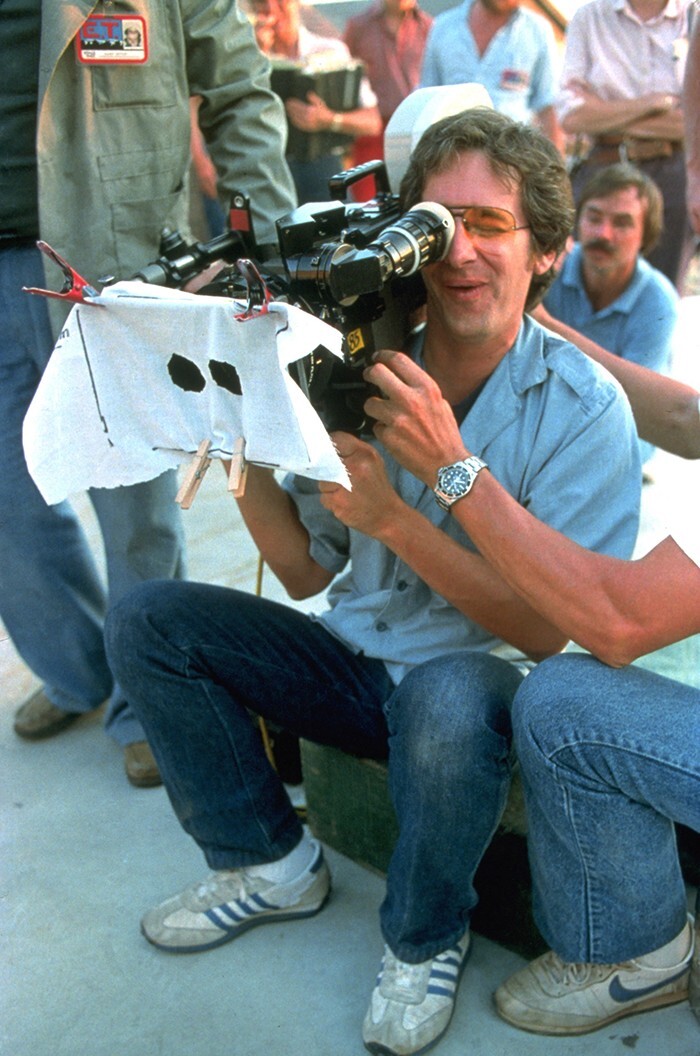 12. Стивен Спилберг снимает фильм "Инопланетянин". Его камера завешена специально, чтобы показывать точку зрения инопланетянина