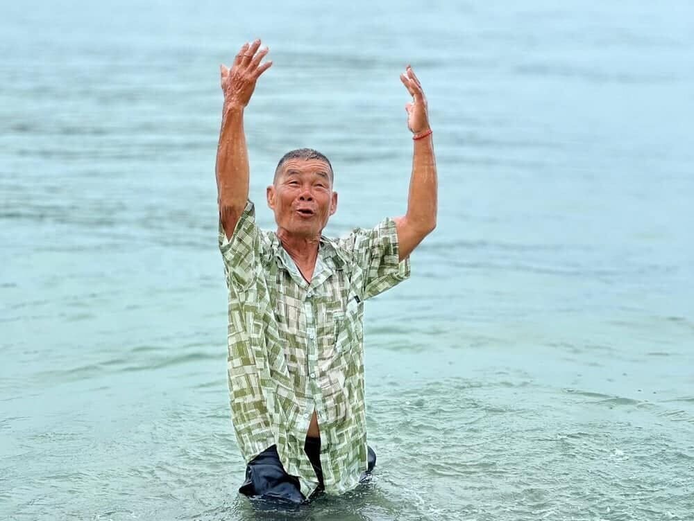 Мечты сбываются: 70-летний дедушка впервые увидел море