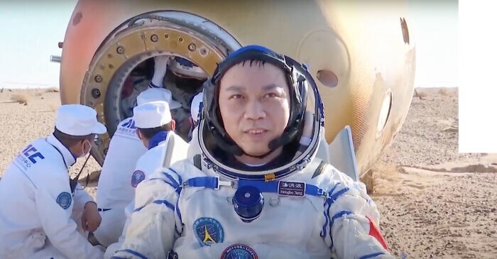 Китайские космонавты вернулись на Землю после миссии "Шэньчжоу-17"