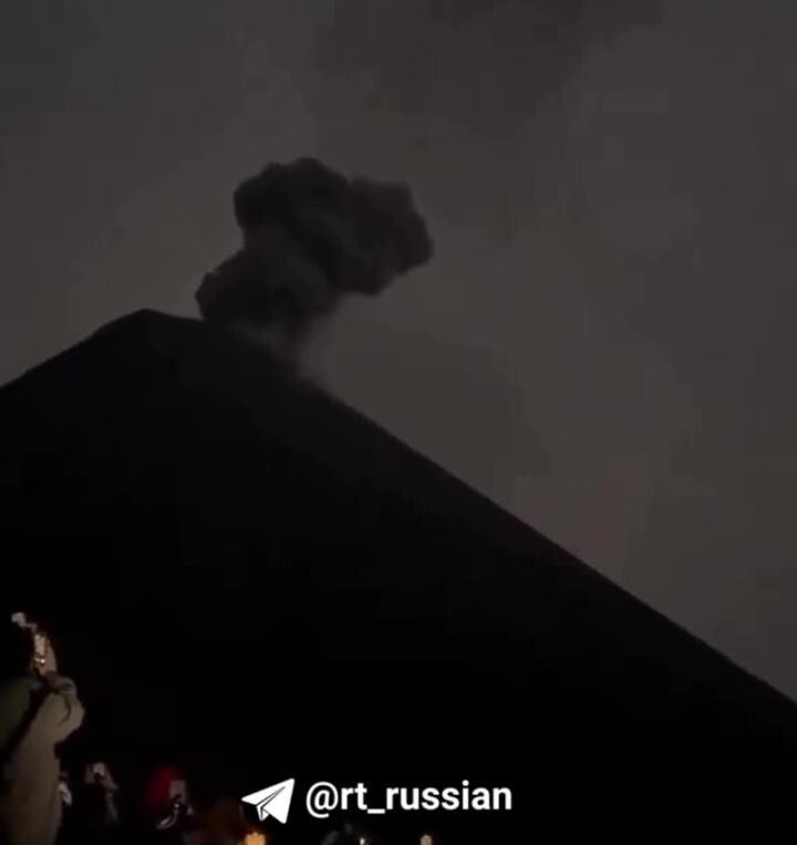 Молния ударила в извергающийся вулкан Фуэго в Гватемале 