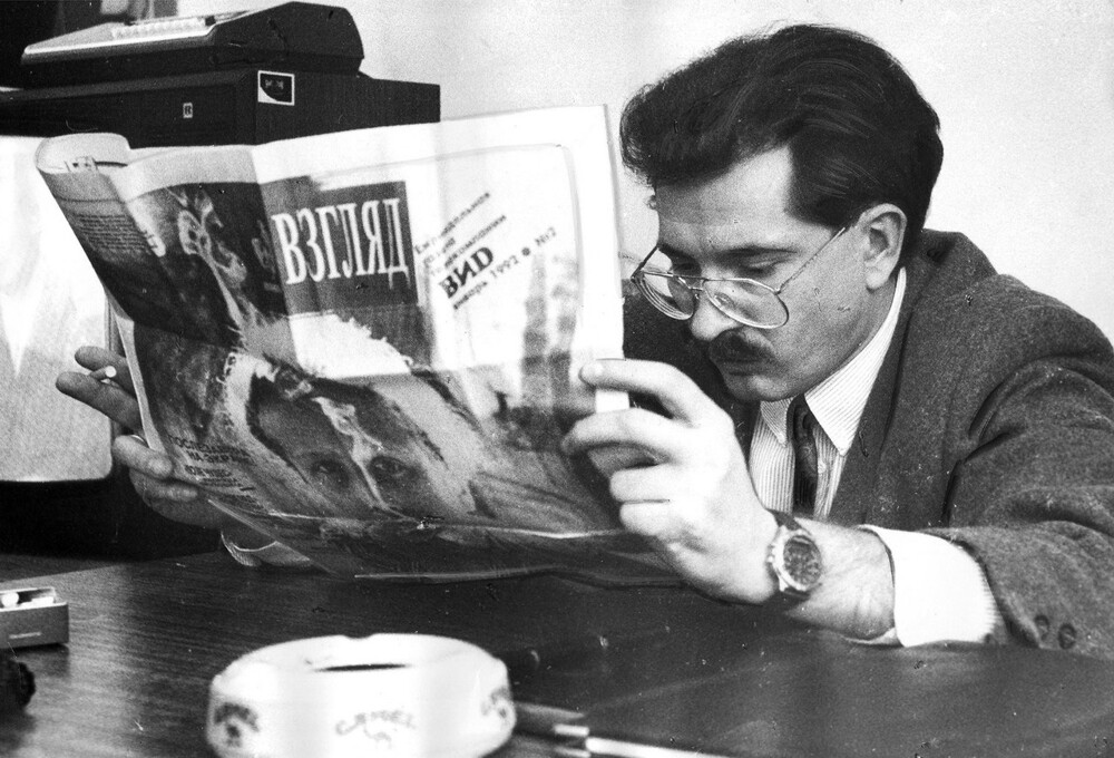 Владислав Листьев изучает второй номер газеты «Взгляд». Москва, 22 января 1992