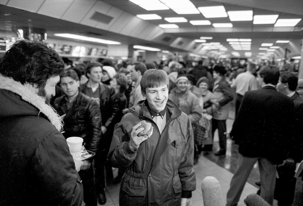 	Посетитель первого московского «Макдоналдс» с БигМаком в руке, 31 января 1990 год