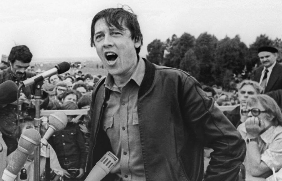 Валерий Золотухин выступает в селе Сростки на Шукшинских чтениях. Алтайский край, 1979 год