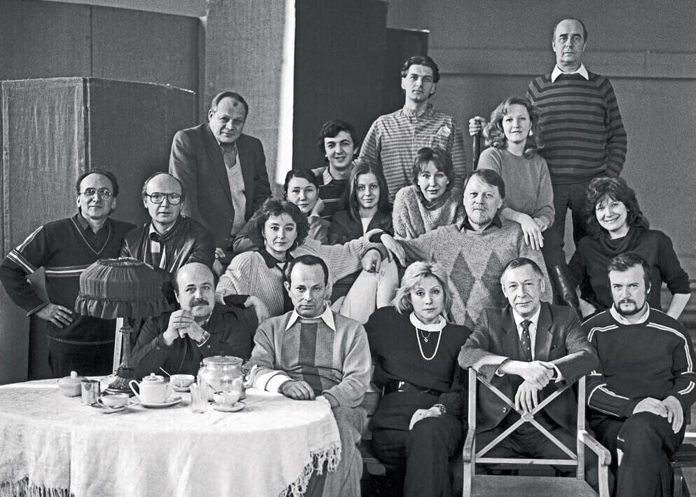 Сколько любимых актеров на одном фото! Актёры МХАТа во главе с Олегом Ефремовым, 1987 год.
