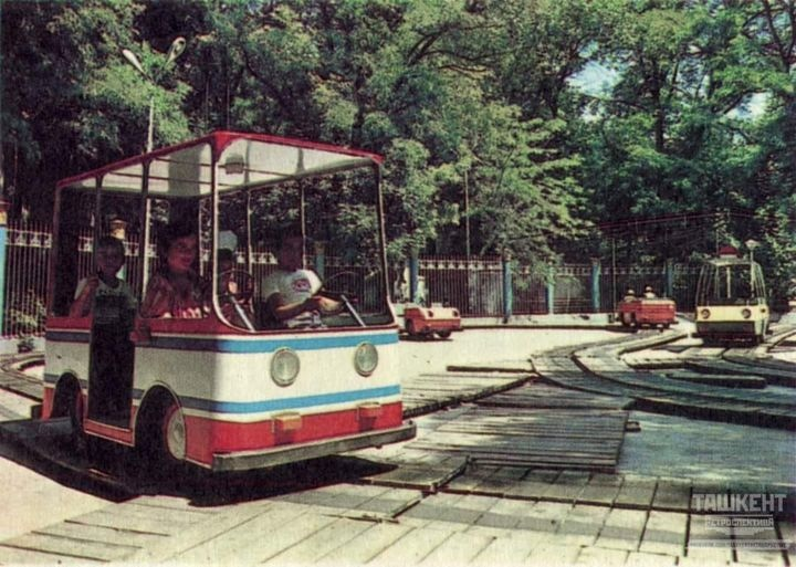 Ташкент, Узбекская ССР. Аттракцион "Светофор" в парке, один из самых популярных аттракционов в парках города, 1980-е годы.