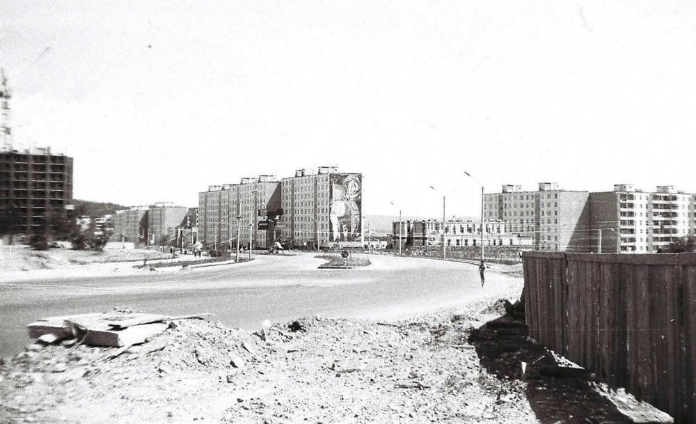 Тында, Амурская область. Начало Красной Пресни, слева - стройка 16-этажки, 1984 год.