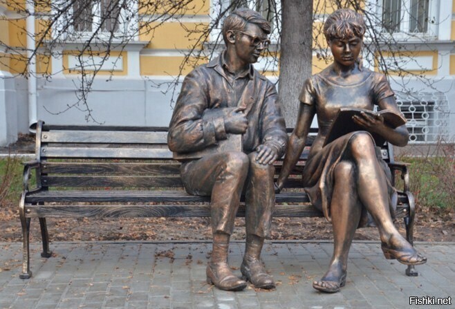Памятник «Студенты» на территории Рязанского Государственного Университета им