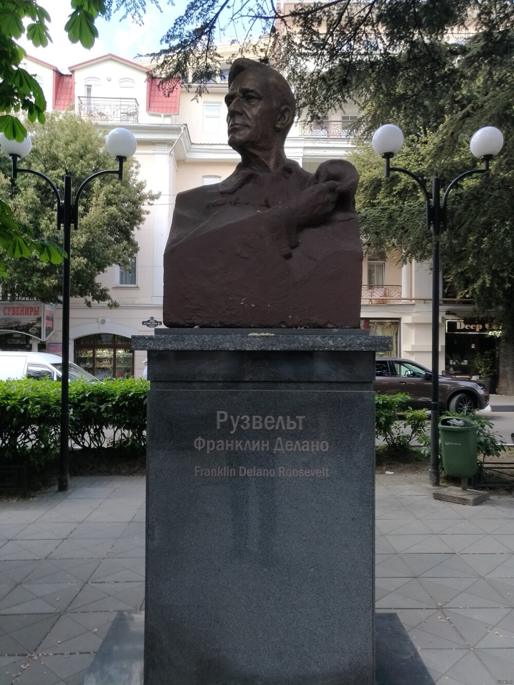 Памятник Рузвельту в Ялте, на улице Рузвельта