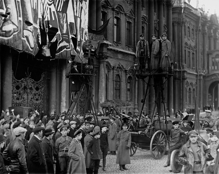 Празднование Первомая на Дворцовой площади. Неизвестный автор. Петроград.