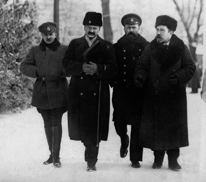 Члены российской делегации Лев Каменев, Василий Альтфатер и Лев Троцкий на переговорах в Брест-Литовске.