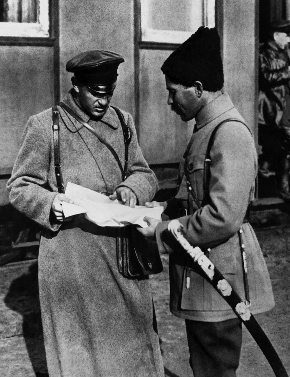 Командир 25-й стрелковой дивизии РККА Василий Чапаев  и командир Сергей Захаров.