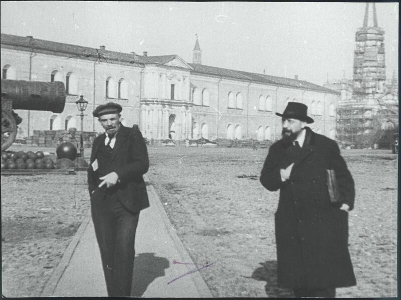 Владимир Ленин на прогулке в Кремле беседует с Владимиром Бонч-Бруевичем.