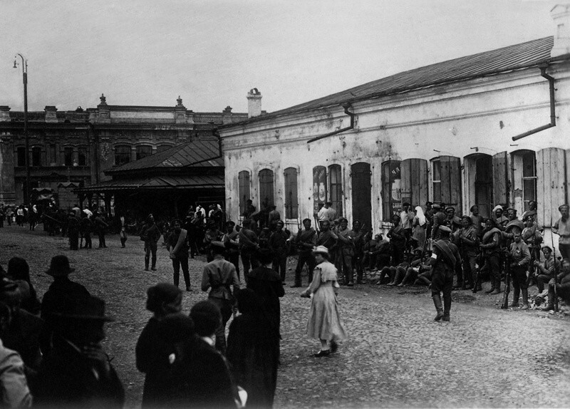 Солдаты армии Колчака на улицах Омска.