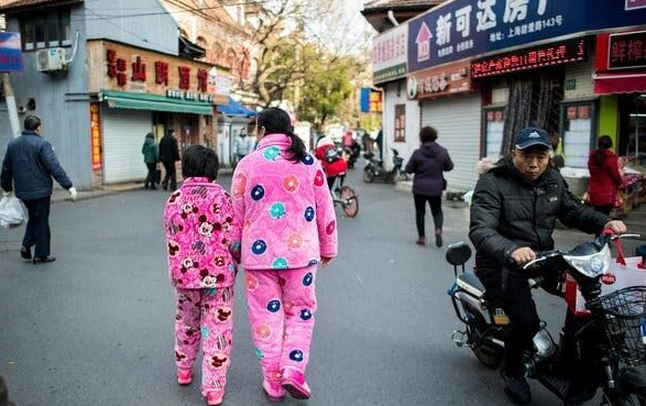 Китай стыдит жителей за ношение пижам