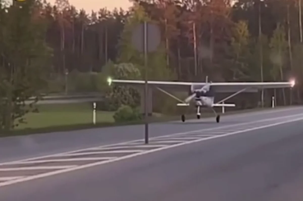 Самолёт совершил аварийную посадку на шоссе в Латвии