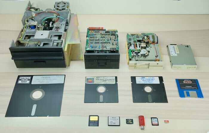 19. «Моя коллекция, демонстрирующая эволюцию портативных устройств хранения данных за последние 45 лет»