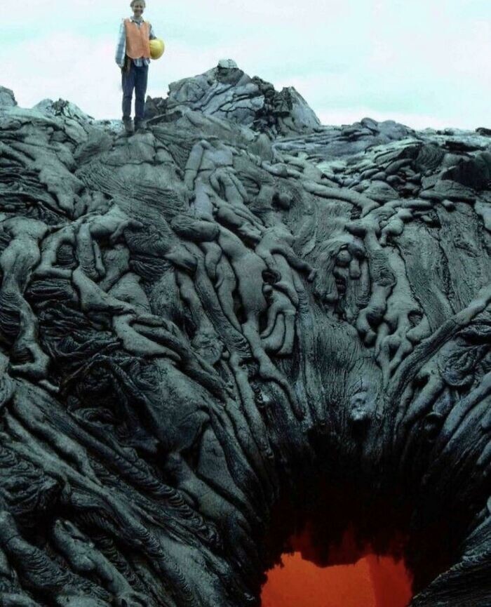 24. Застывающая лава, создающая впечатление, что тела попадают в ад (или пытаются спастись)