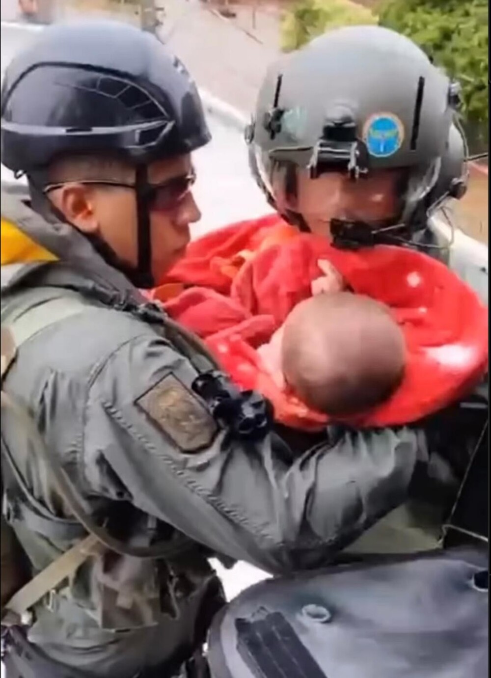 Мужчина проломил крышу, чтобы спасти младенца от наводнения
