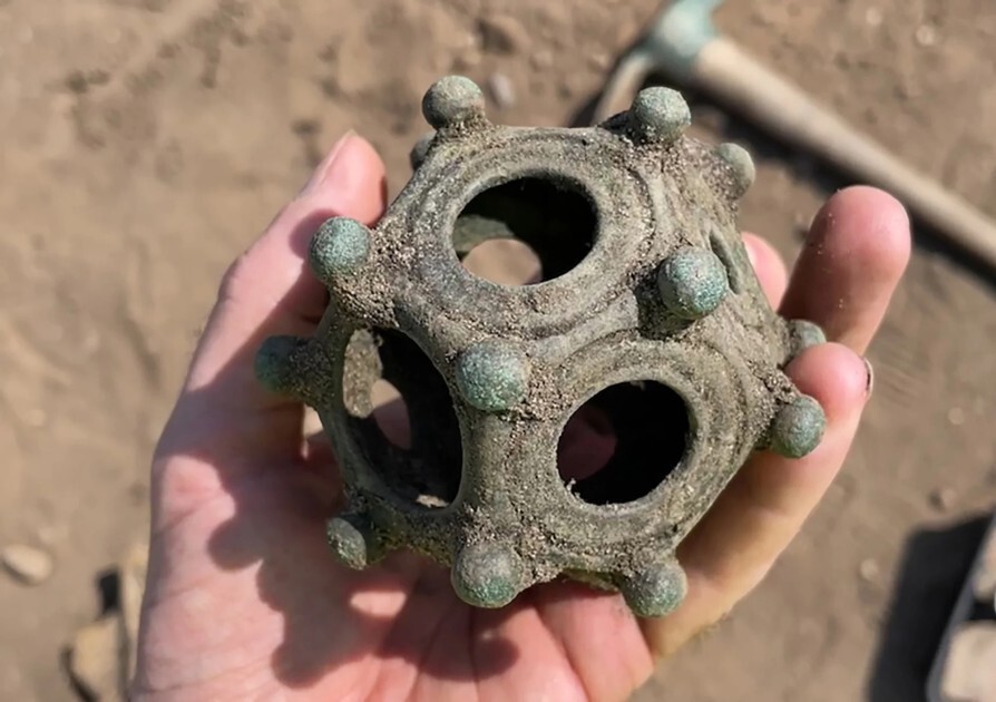 Археологи озадачены странным римским предметом, найденным в Англии