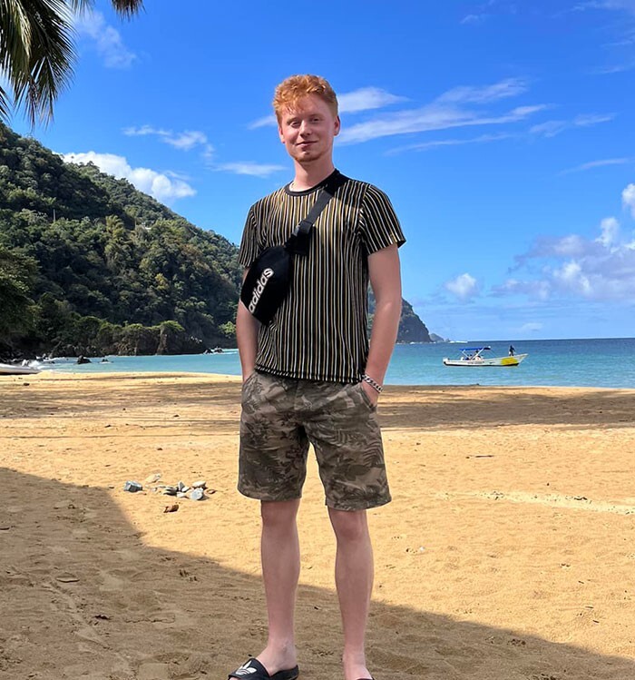 22-летний британец переехал жить на Карибы и сам построил себе дом