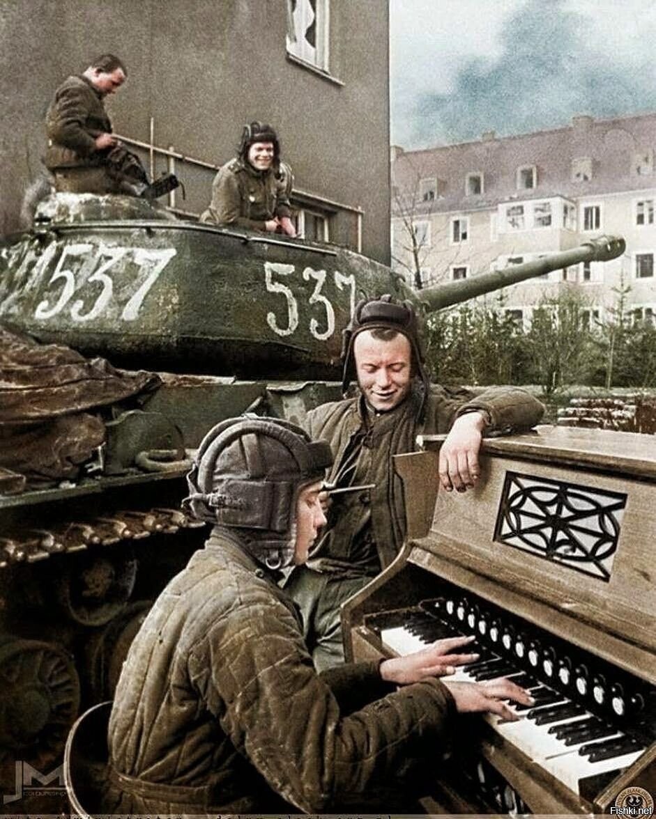 Экипаж советского танка ИС-2 87-го гвардейского тяжелого танкового полка отды...