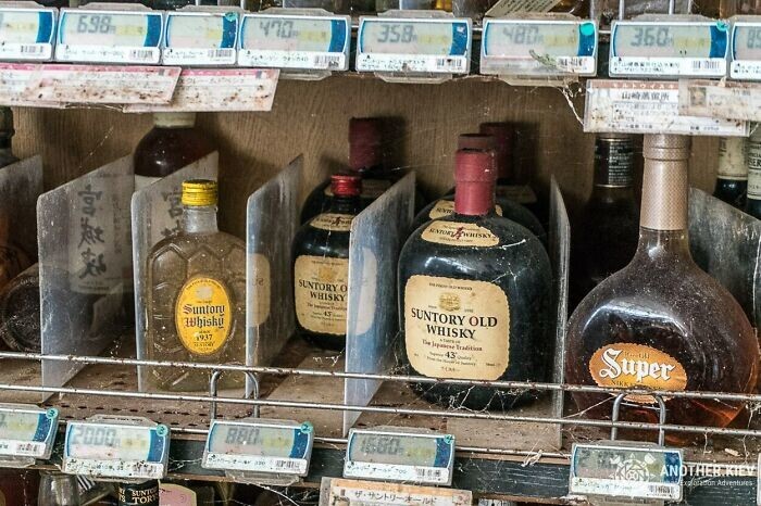 13. Бесплатный алкоголь в заброшенном супермаркете. Фотография была сделана во время исследования города в "красной зоне" Фукусимы