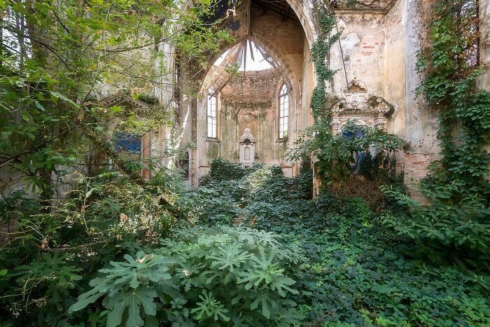 11. Церковь в Италии, заросшая растениями