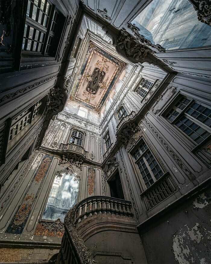 2. Заброшенный дворец в Португалии