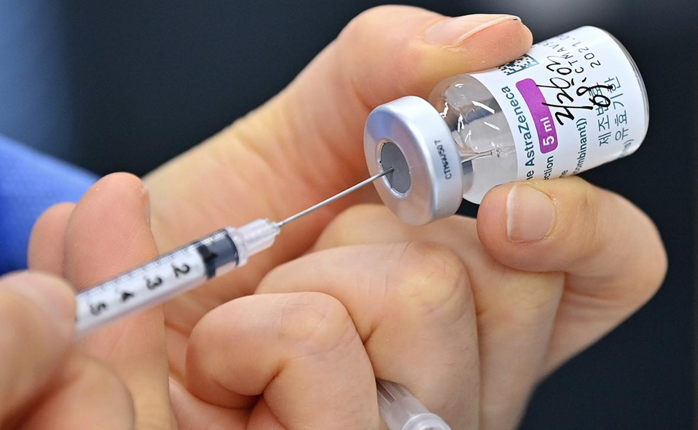 Компания AstraZeneca начала отзывать вакцину от COVID-19 из-за смертей привитых от тромбоза