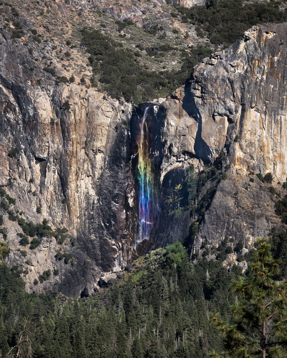 12. Водопад превратился в радугу, Национальный парк Йосемити, Калифорния