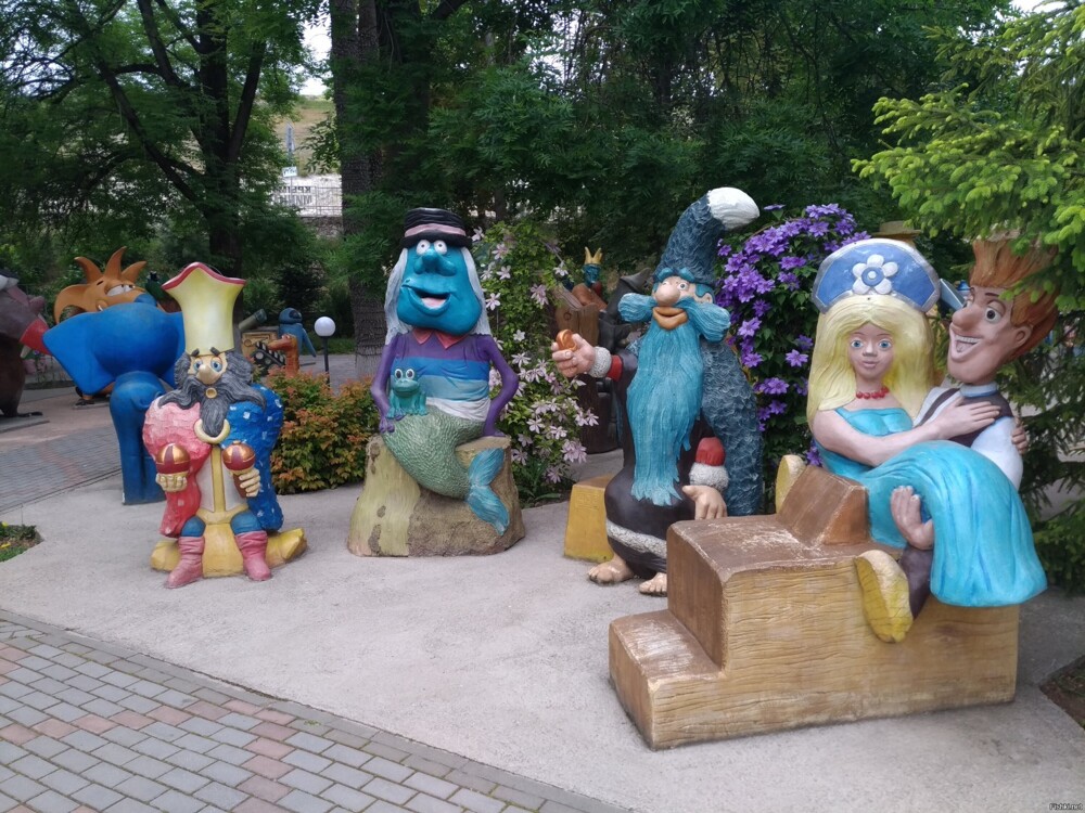 Парк миниатюр в Бахчисарае, он же зоопарк, он же парк мультяшных скульптур