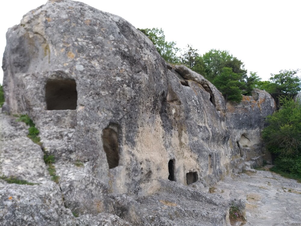 Эски-Кермен, пещерный город