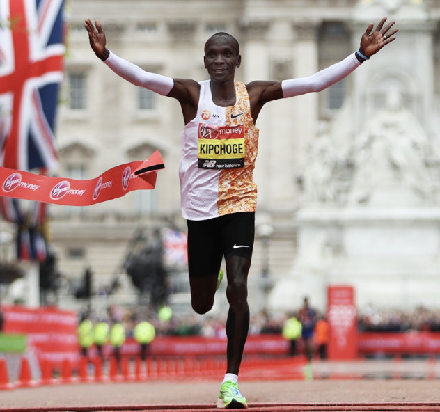 15. Кенийский бегун Элиуд Кипчоге преодолел марафон в 42,2 км менее чем за два часа