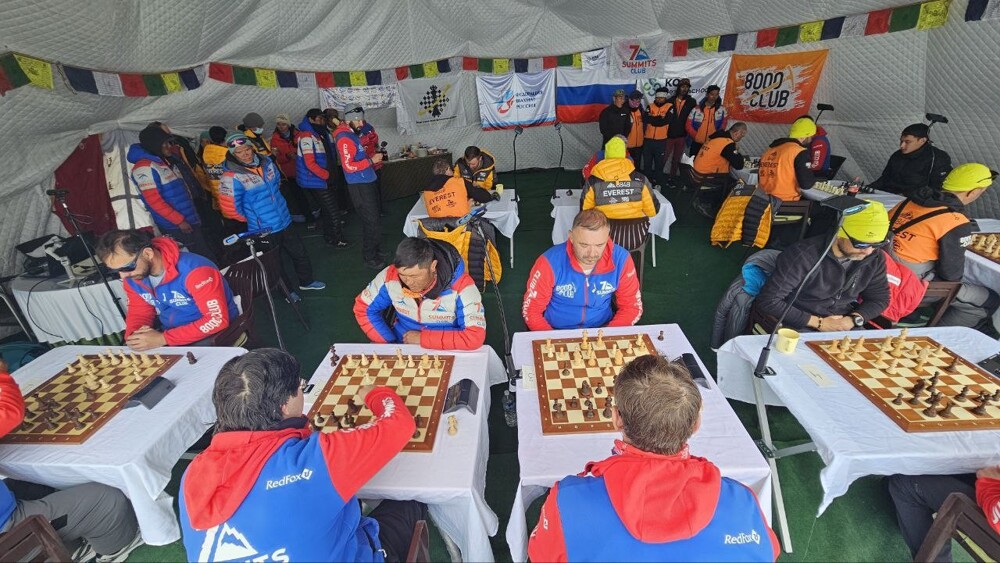 Российские шахматисты провели первый в мире турнир на Эвересте