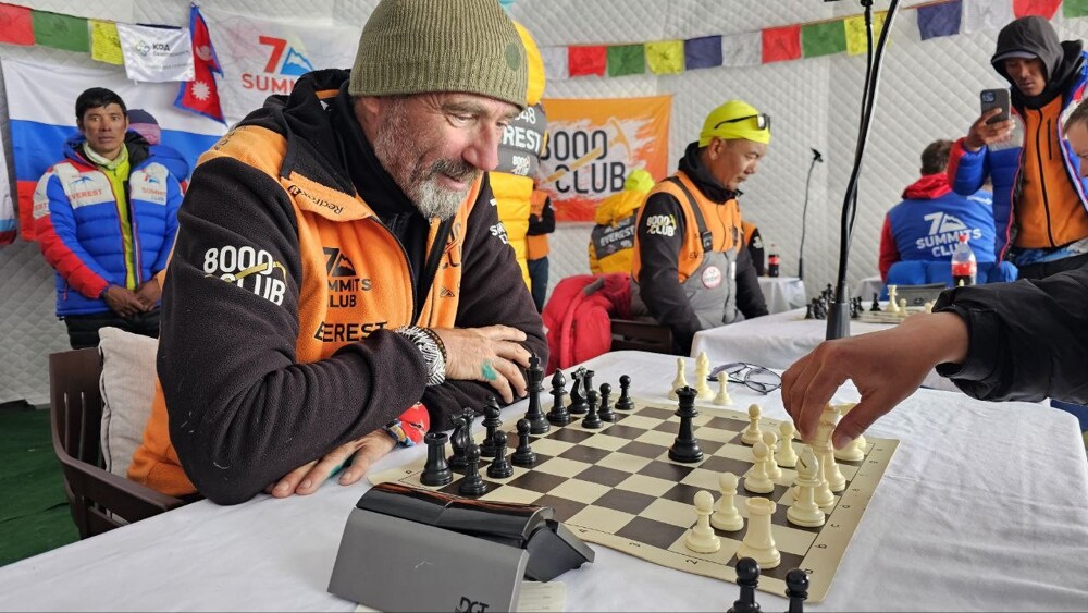 Российские шахматисты провели первый в мире турнир на Эвересте