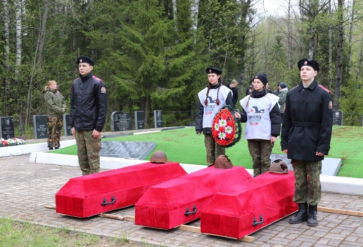 Возвращение исторической памяти: в Киришах захоронили останки 55 бойцов Красной армии