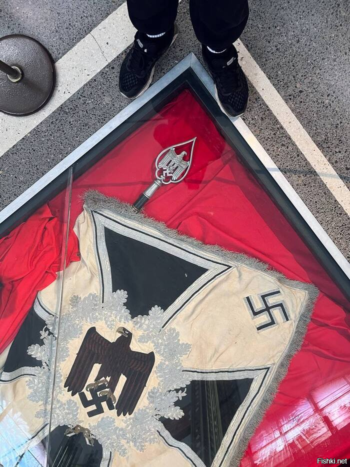 Нацистские знамена под ногами⁠⁠
