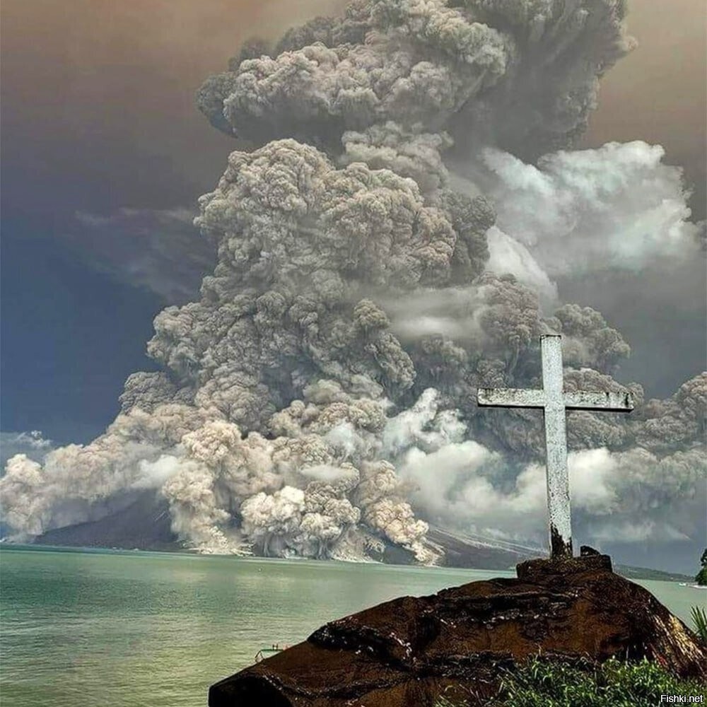 Извержение вулкана Руанг в Индонезии