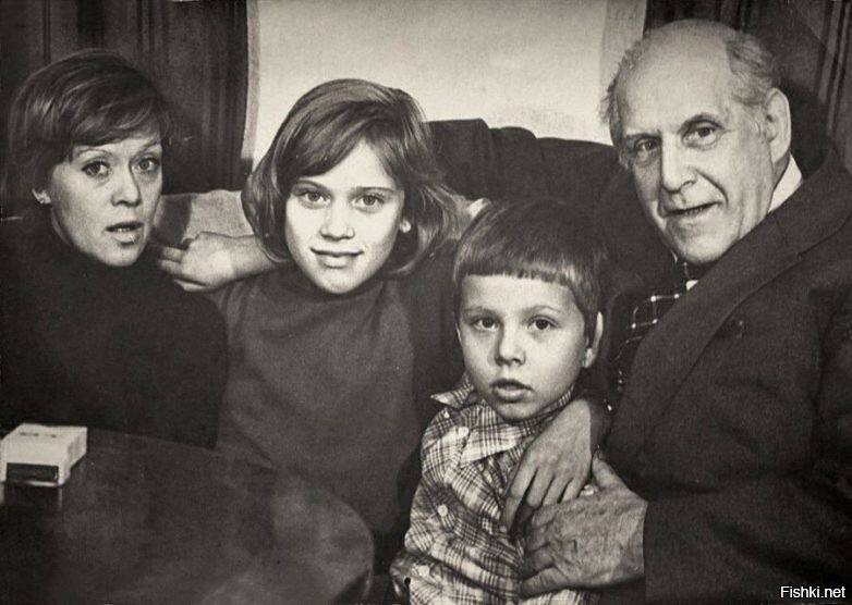Алиса Фрейндлих с дочерью Варей, племянником Алешей и отцом Бруно Артуровичем