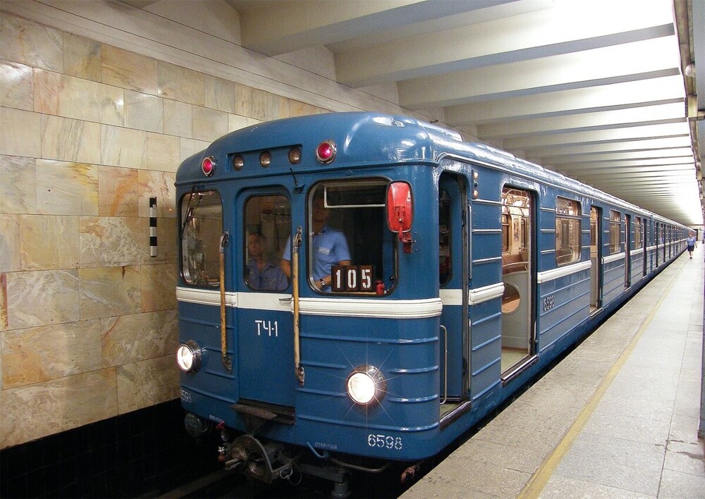 В московском метро женщина набросилась на иностранного специалиста, который поставил ей подножку, когда она шла по вагону
