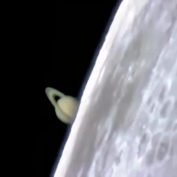 Невероятные кадры, на которых видно, как Сатурн  выходит из-за Луны 