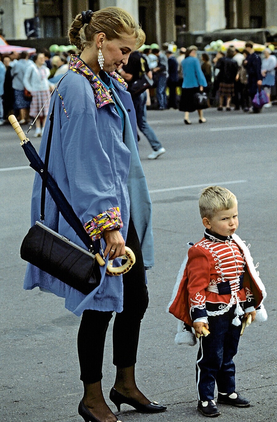 Мама с сыном во время празднования годовщины победы в войне 1812 года против наполеоновской Франции, 1992 год.