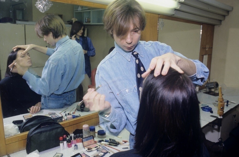  Сергей Зверев делает макияж фотомодели в центре красоты "Велла Долорес". Москва, 1994 год.