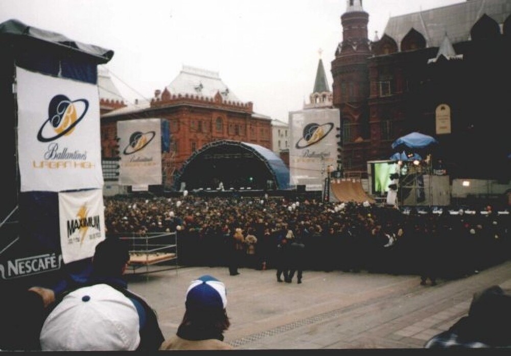 Подготовка к концерту группы "The Prodigy" в Москве, 1997 год